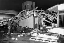 406845 Afbeelding van de ravage na het omwaaien van een bouwkraan op het terrein van de mengvoederfabriek Cavo Latuco ...